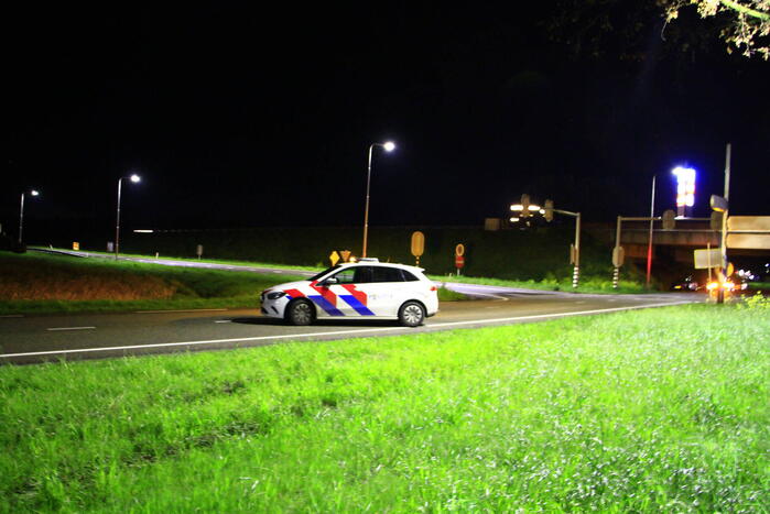 Auto klapt tegen boom