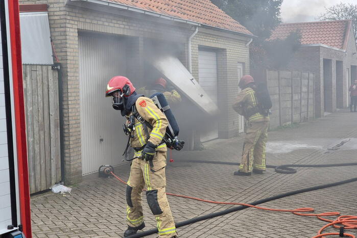 Acculader veroorzaakt kortsluiting en brand in garagebox