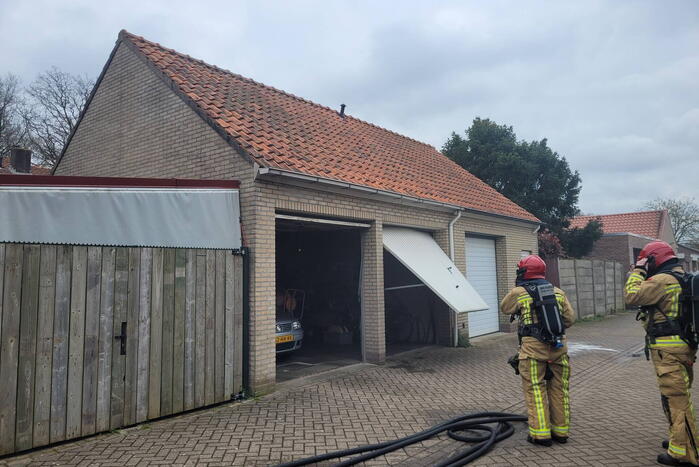 Acculader veroorzaakt kortsluiting en brand in garagebox