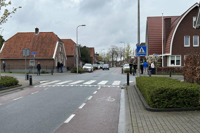 Fietser en auto in botsing op kruising