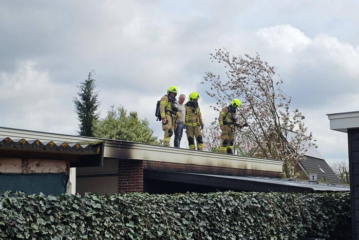 Bewoners starten blussing van brand onder carport