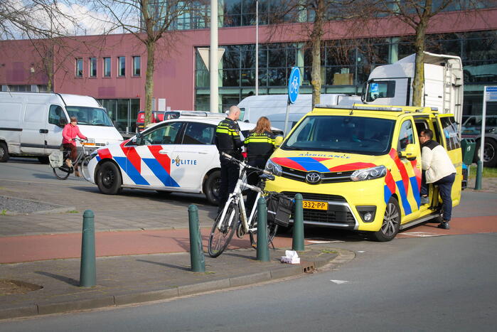 Fietser en automobilist in botsing