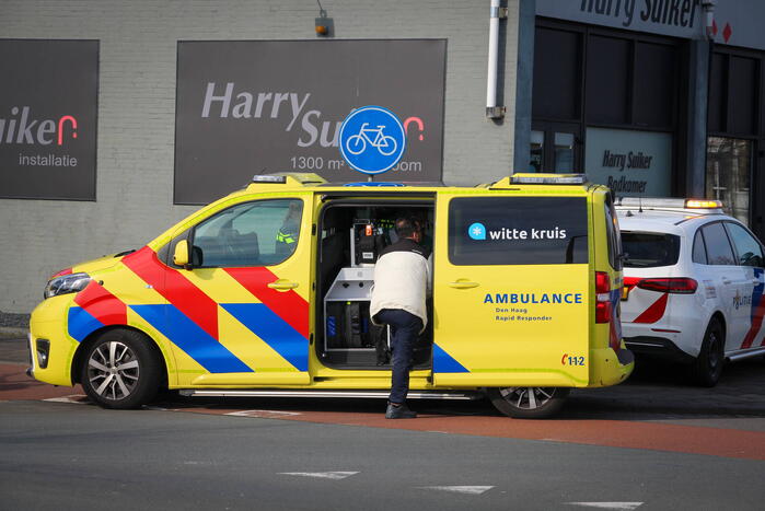 Fietser en automobilist in botsing