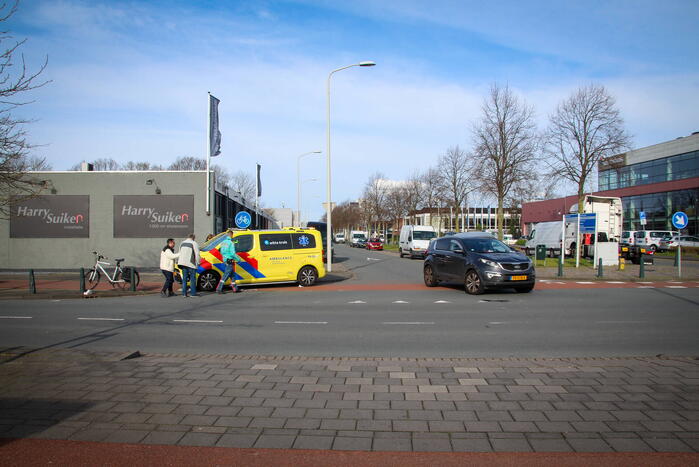 Fietser en automobilist in botsing