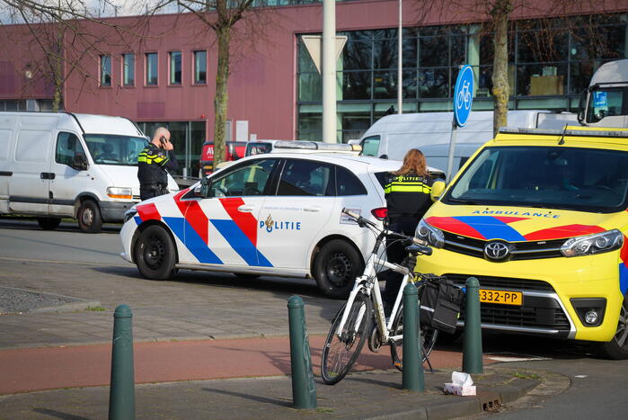Fietser en automobilist in botsing