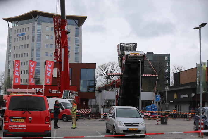 Hijskraan valt om machinist ongedeerd