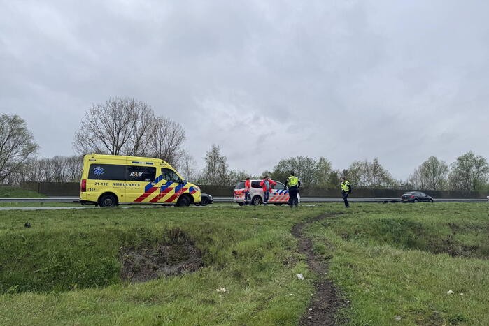 Bestelbus botst op geleiderail