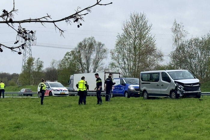 Bestelbus botst op geleiderail