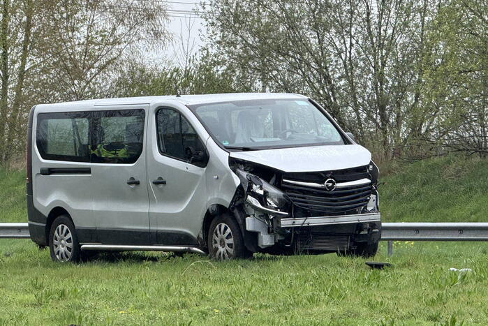 Bestelbus botst op geleiderail