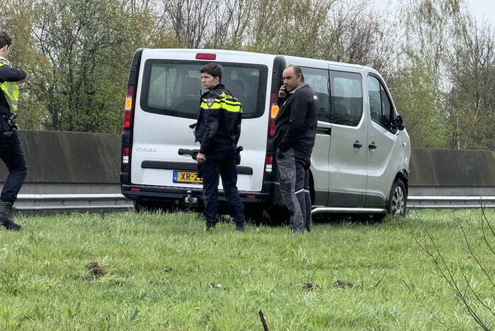 Bestelbus botst op geleiderail