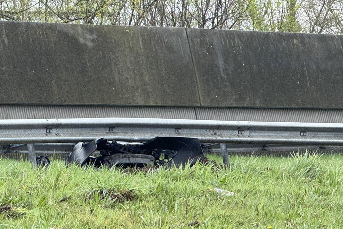 Bestelbus botst op geleiderail