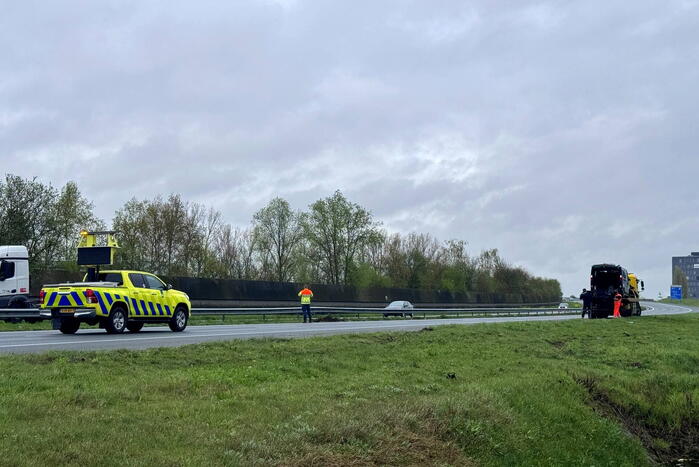 Bestelbus botst op geleiderail