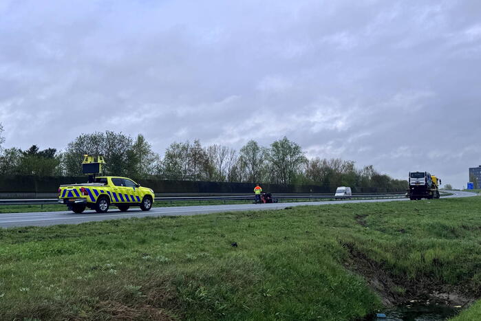 Bestelbus botst op geleiderail
