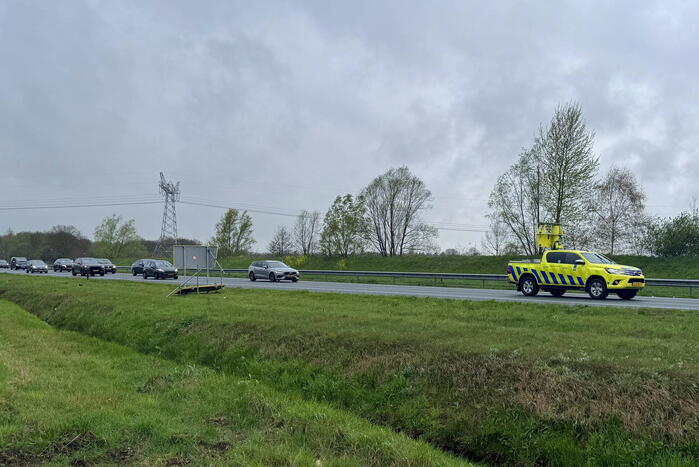 Bestelbus botst op geleiderail