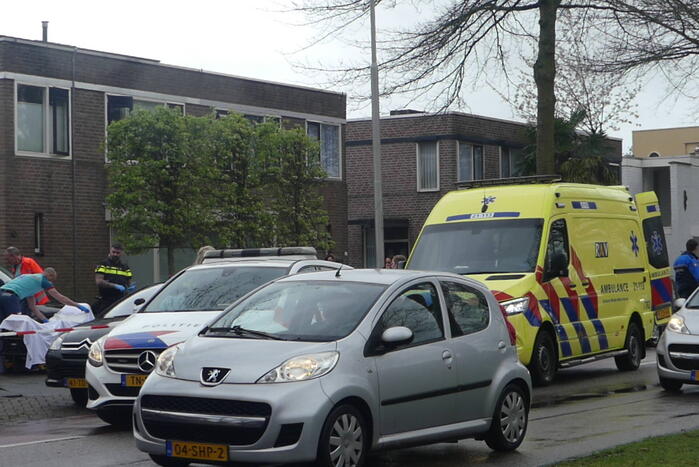 Man zwaargewond na steekpartij op oprit