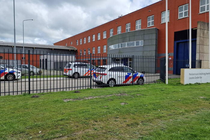 Gevangene gegijzeld twee mede gedetineerden