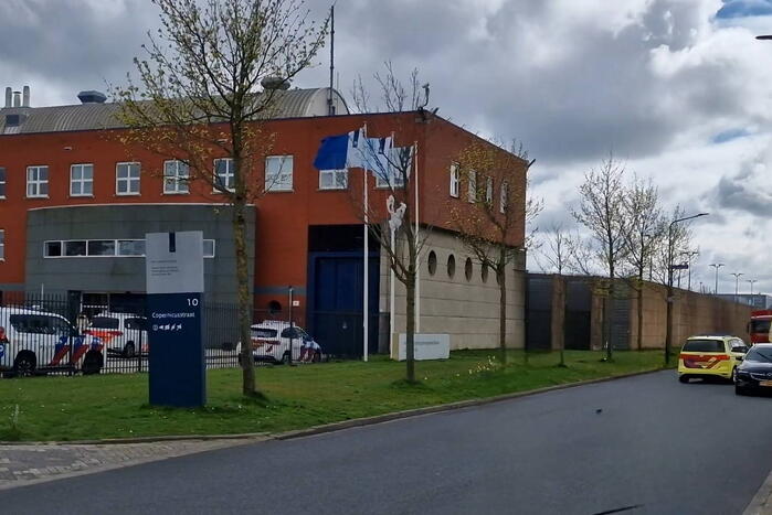 Gevangene gegijzeld twee mede gedetineerden