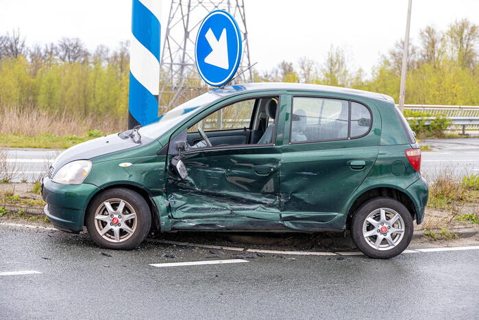 Twee auto's botsen op elkaar