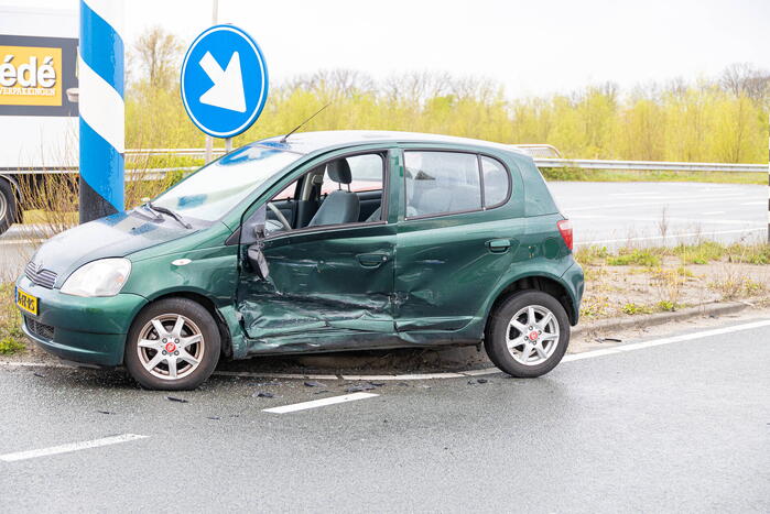 Twee auto's botsen op elkaar