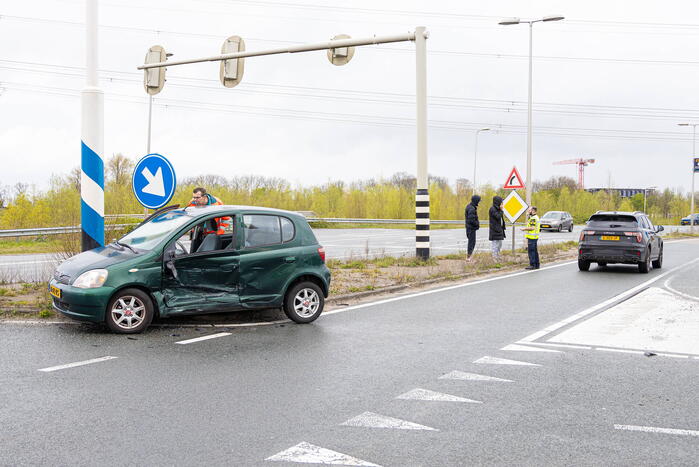 Twee auto's botsen op elkaar