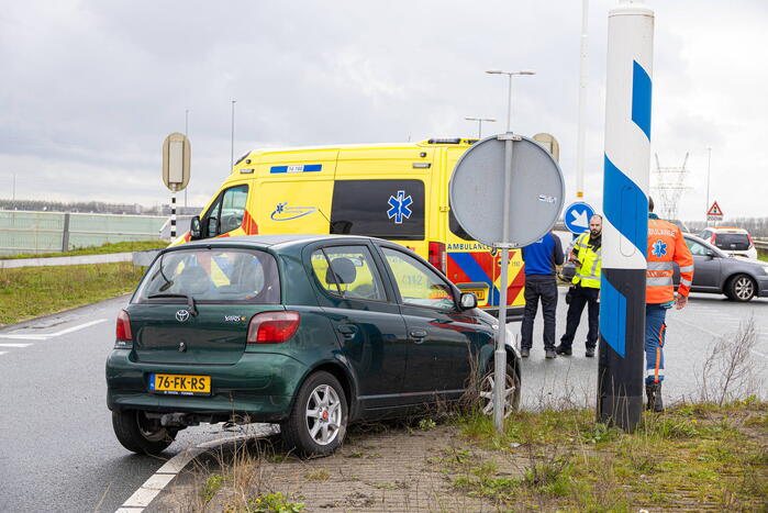 Twee auto's botsen op elkaar