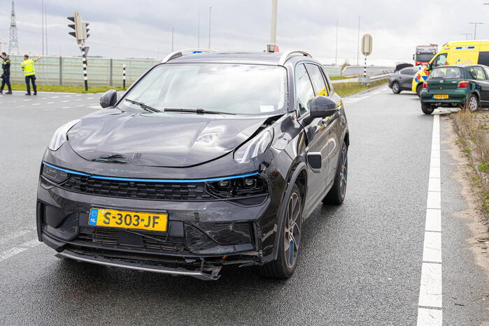 Twee auto's botsen op elkaar