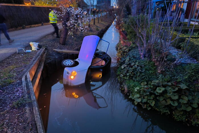 Persoon uit te water geraakte brommobiel gered