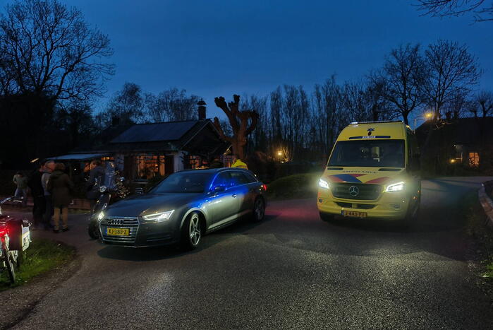 Persoon uit te water geraakte brommobiel gered