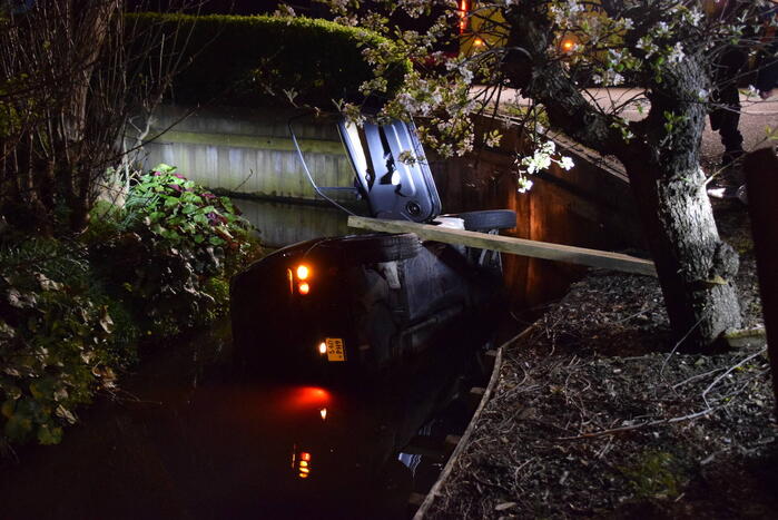 Persoon uit te water geraakte brommobiel gered