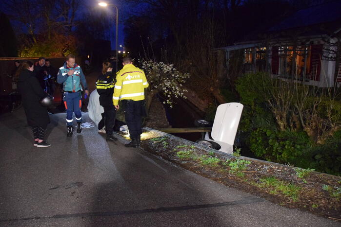 Persoon uit te water geraakte brommobiel gered