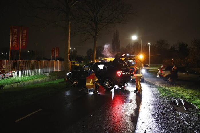 Bestuurster gewond bij botsing tegen boom