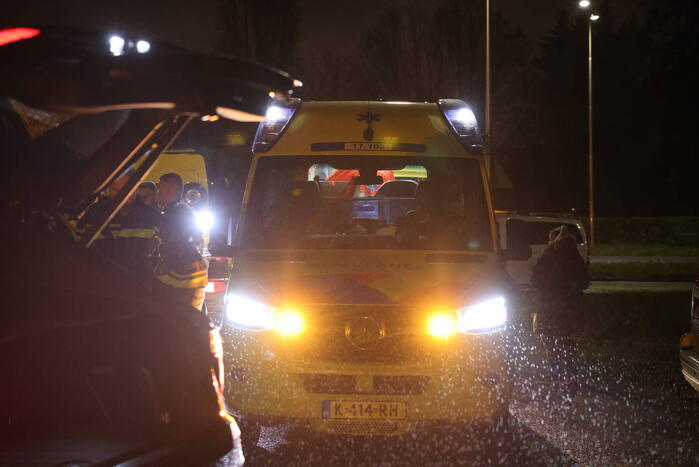Bestuurster gewond bij botsing tegen boom