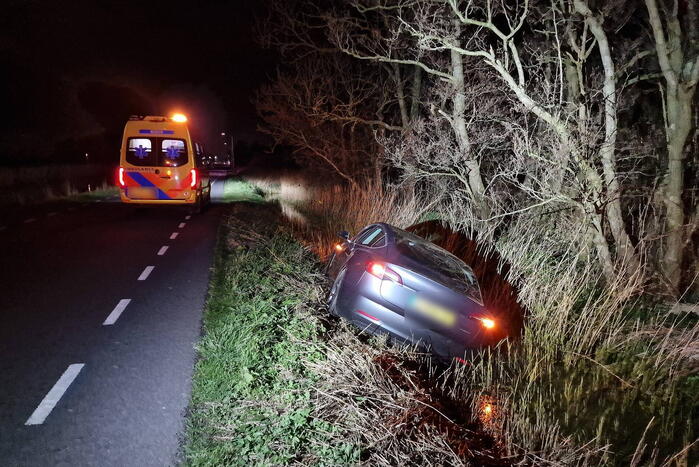 Automobilist raakt van de weg en komt in sloot tot stilstand