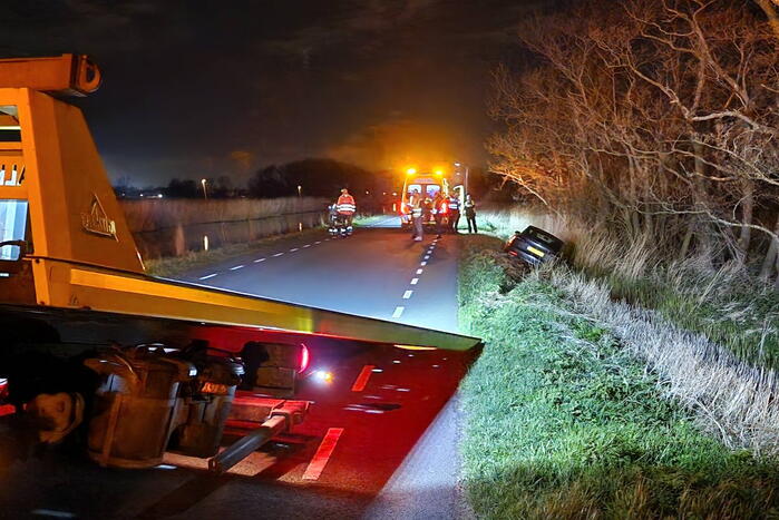 Automobilist raakt van de weg en komt in sloot tot stilstand