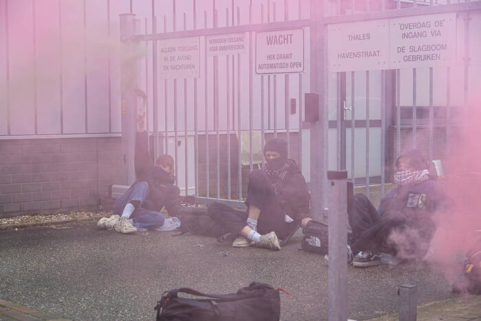 Actievoerders van Extinction Rebellion blokkeren toegang Thales