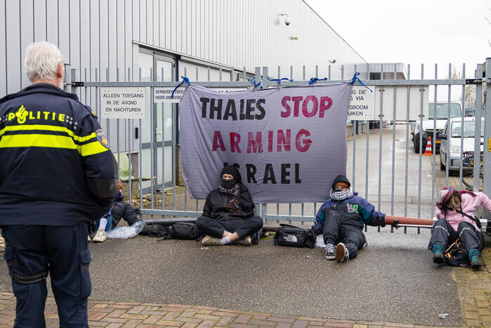 Actievoerders van Extinction Rebellion blokkeren toegang Thales