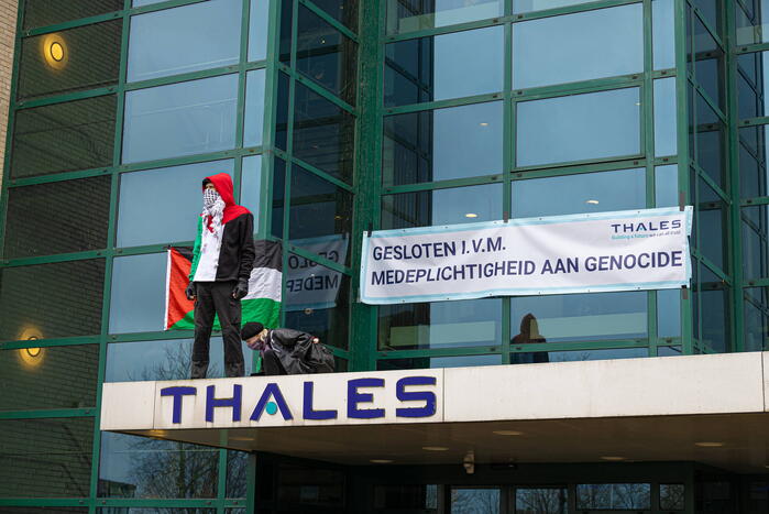 Actievoerders van Extinction Rebellion blokkeren toegang Thales