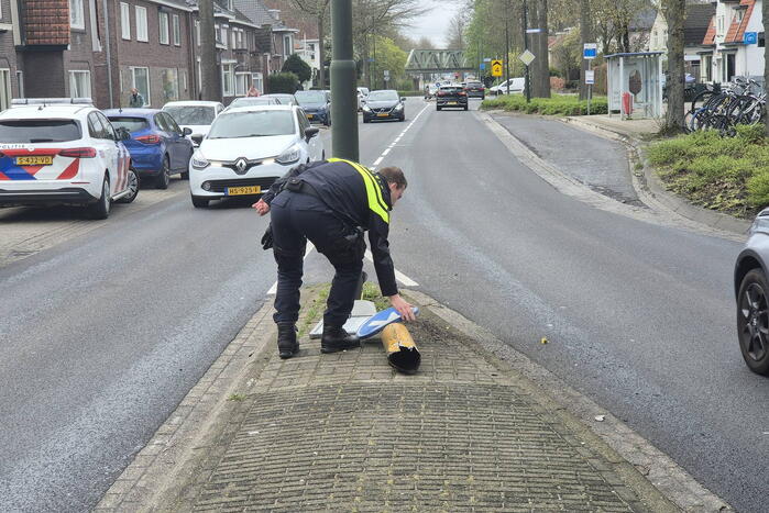 Automobilist rijdt bewegwijzeringsbord uit de grond