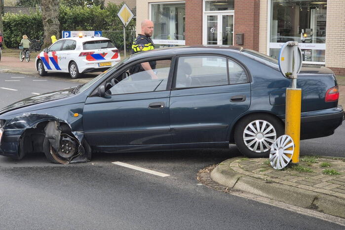 Automobilist rijdt bewegwijzeringsbord uit de grond