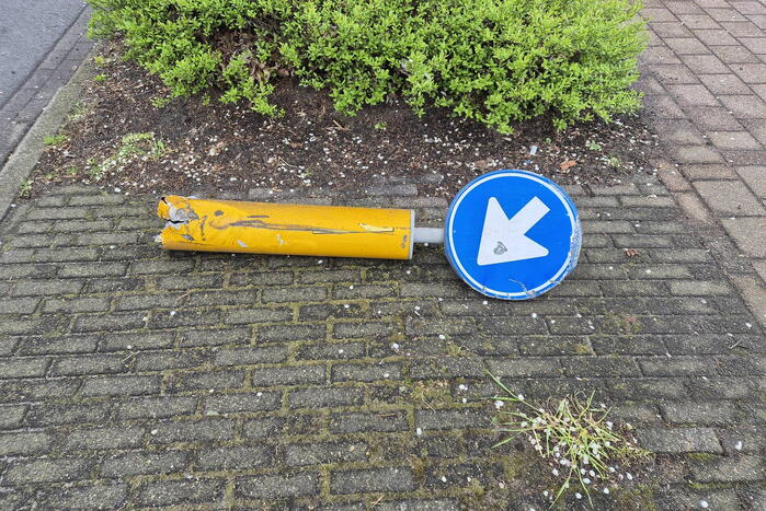 Automobilist rijdt bewegwijzeringsbord uit de grond