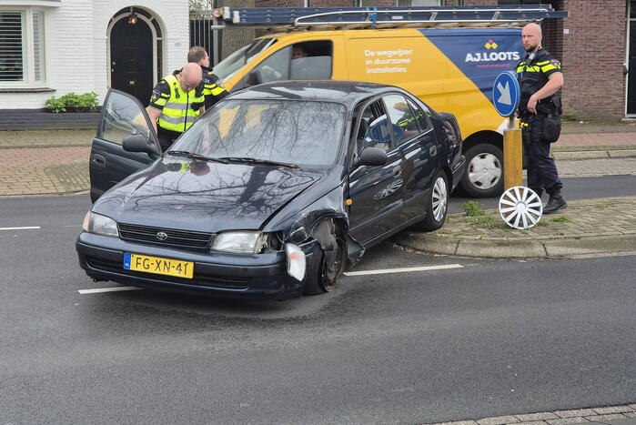 Automobilist rijdt bewegwijzeringsbord uit de grond