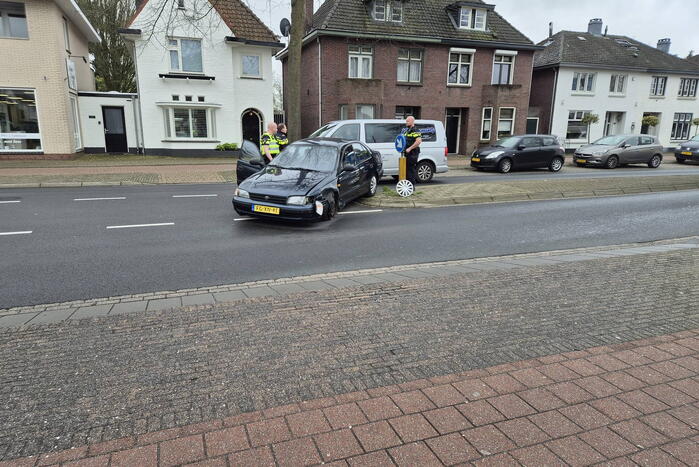 Automobilist rijdt bewegwijzeringsbord uit de grond
