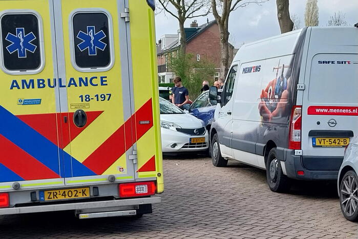 Automobilist botst tegen geparkeerde auto