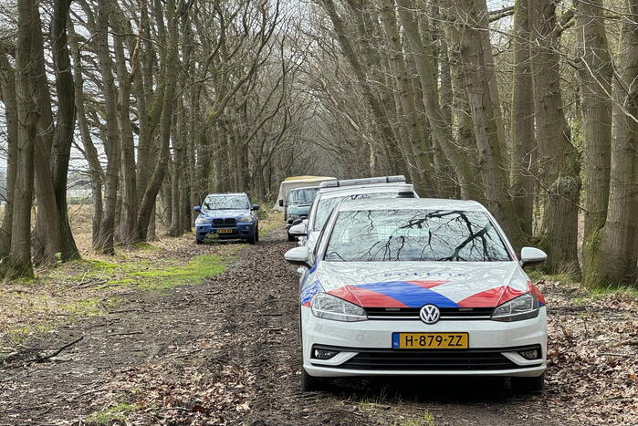 Overleden persoon aangetroffen in bosgebied