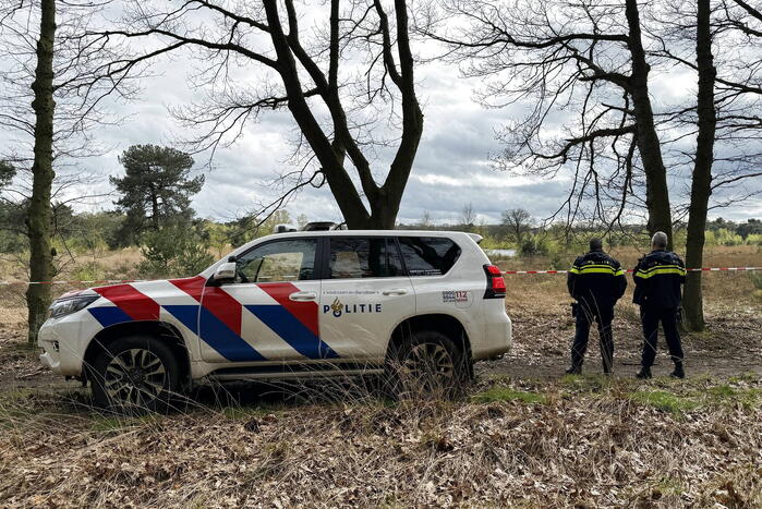 Overleden persoon aangetroffen in bosgebied