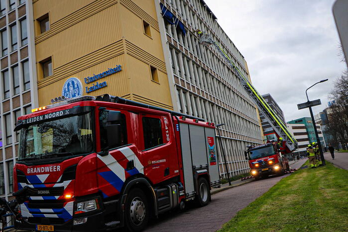 Brandweer ingezet nadat zonnescherm kapot waait