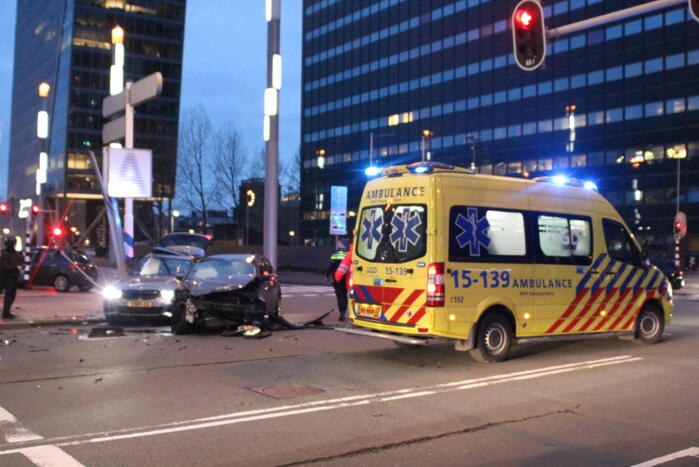 Twee voertuigen hard in botsing op kruising