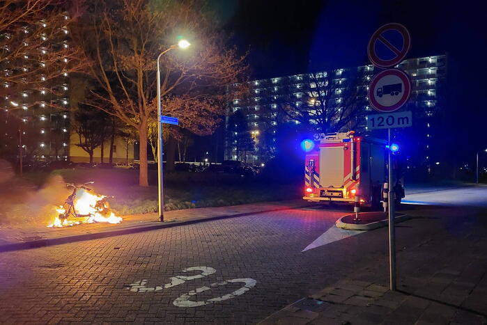Deelscooter volledig uitgebrand