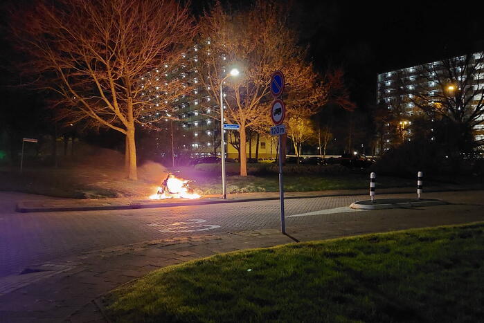 Deelscooter volledig uitgebrand