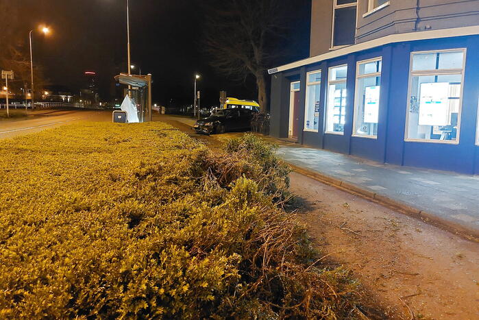 Automobilist rijdt bushokje aan diggelen